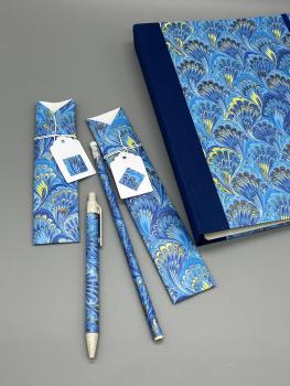 Buch A5 Leinenrücken Stifte Kugelschreiber Bleistift blau